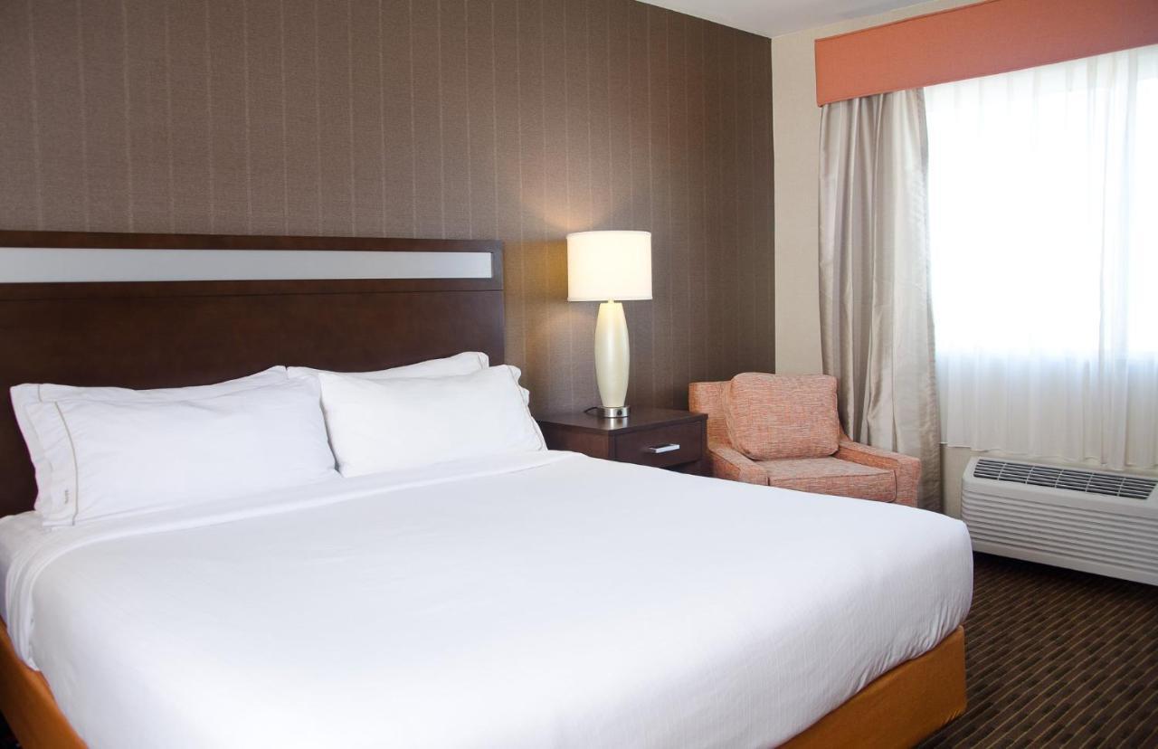 Holiday Inn Express Hotel & Suites Watertown - Thousand Islands By Ihg Exterior foto