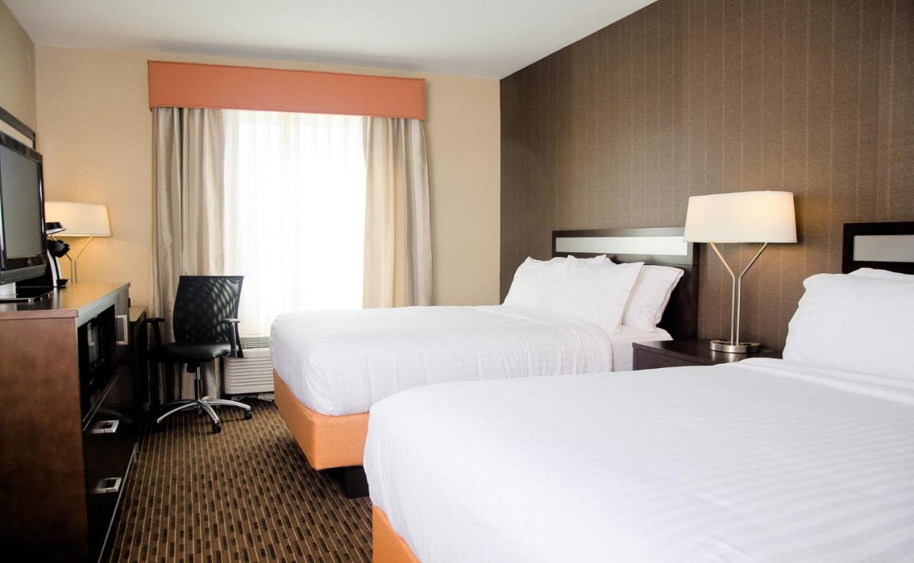 Holiday Inn Express Hotel & Suites Watertown - Thousand Islands By Ihg Exterior foto