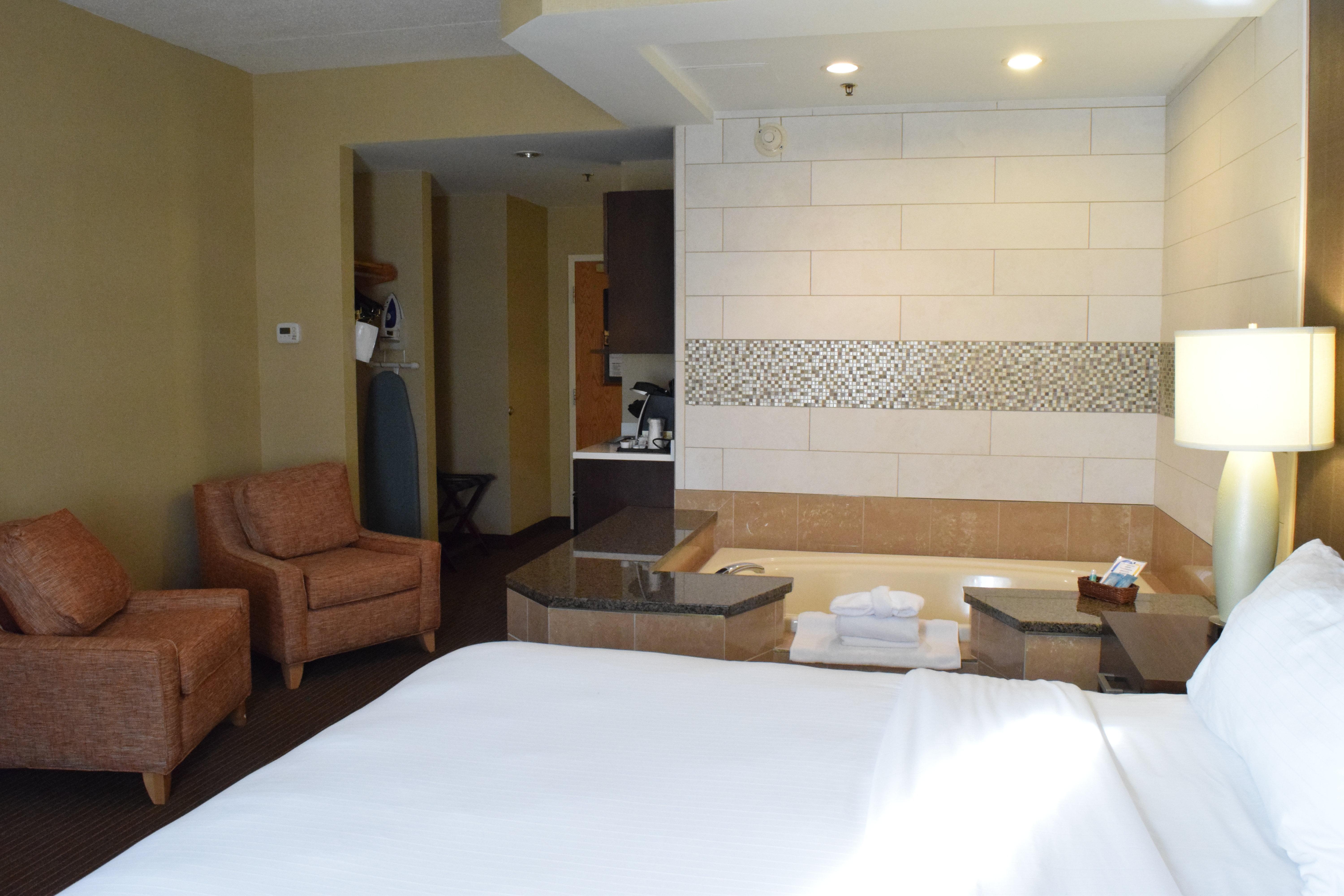 Holiday Inn Express Hotel & Suites Watertown - Thousand Islands By Ihg Exterior foto