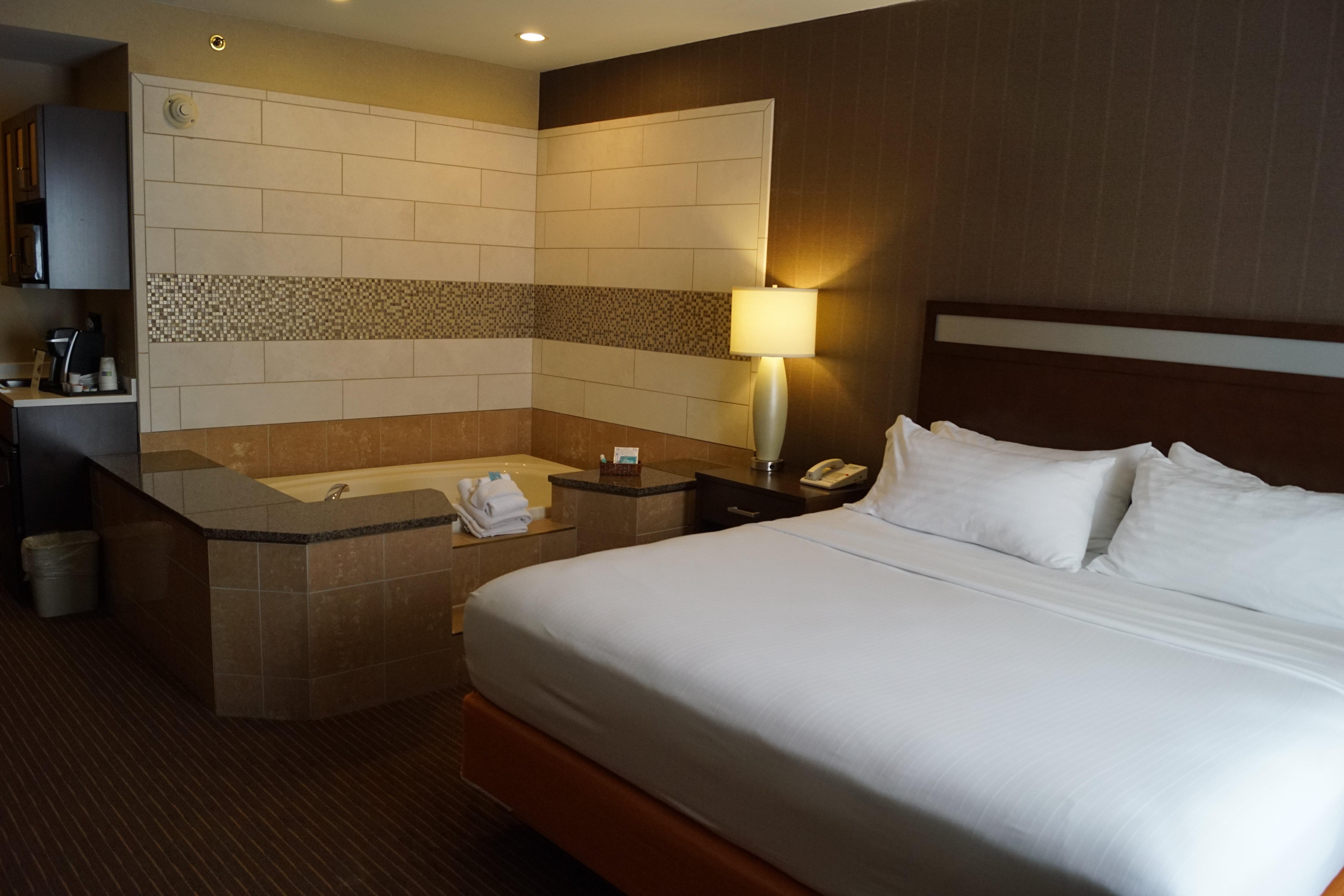 Holiday Inn Express Hotel & Suites Watertown - Thousand Islands By Ihg Exterior foto