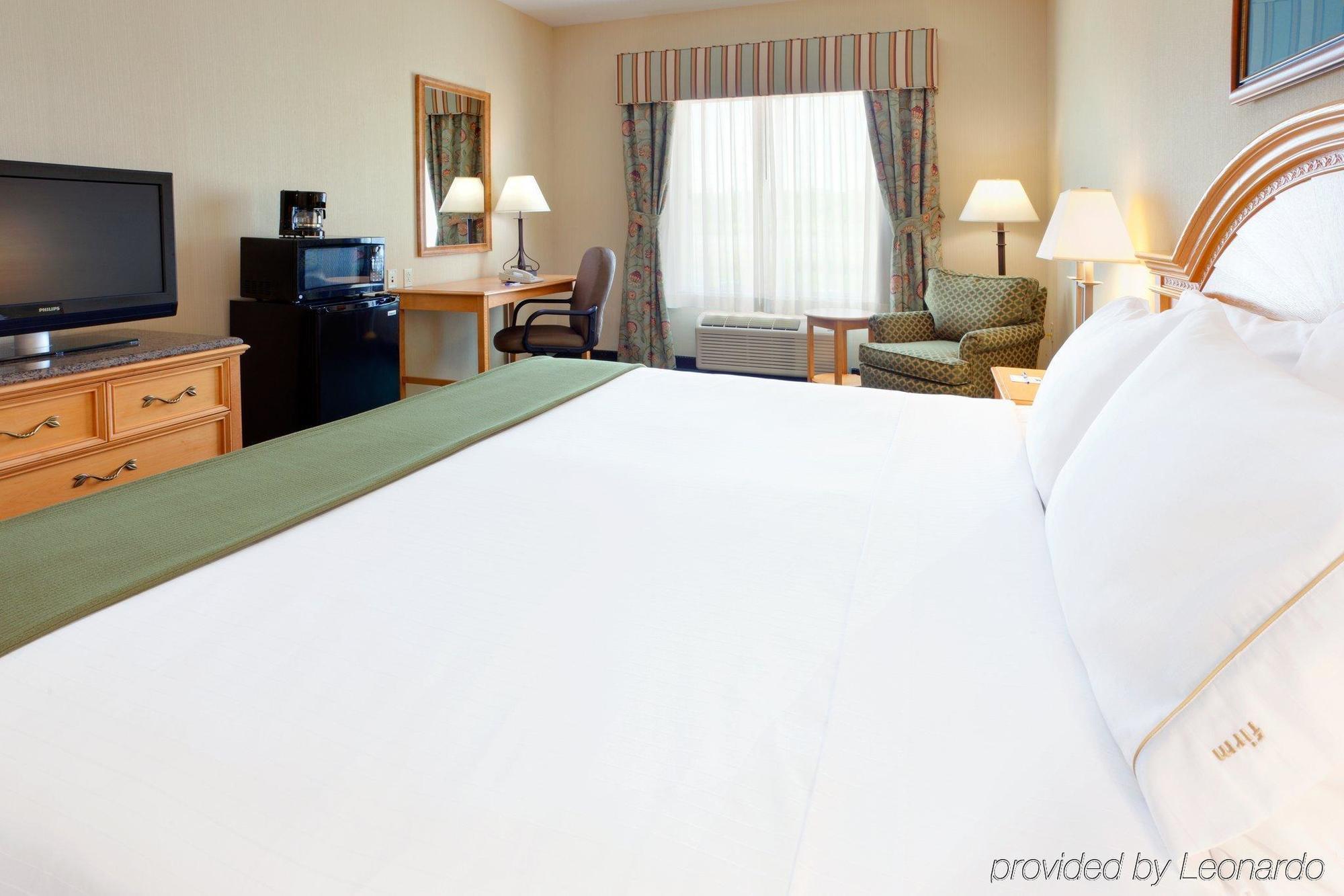 Holiday Inn Express Hotel & Suites Watertown - Thousand Islands By Ihg Habitación foto