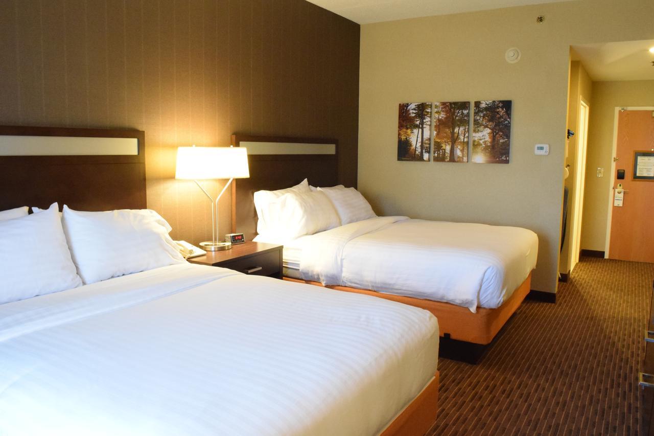 Holiday Inn Express Hotel & Suites Watertown - Thousand Islands By Ihg Exterior foto