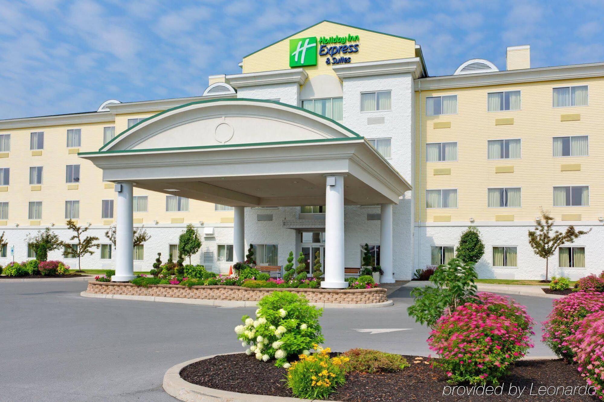 Holiday Inn Express Hotel & Suites Watertown - Thousand Islands By Ihg Exterior foto